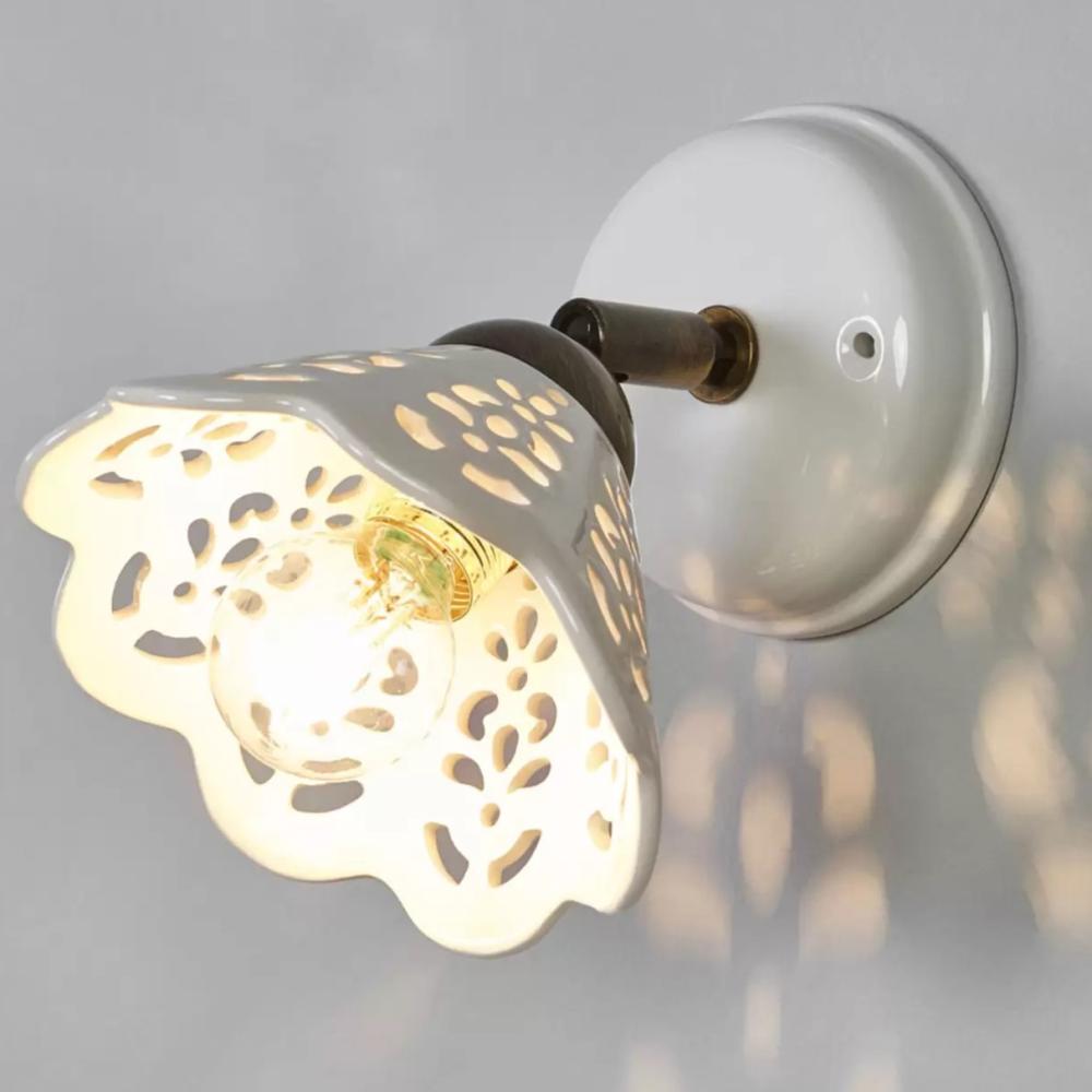 mediteransky cipkovana keramicka nastenna lampa spot lampa kuchyna romanticky klasicky mediteransky porcelanova tienidlo dierkovana kvetinovy osvetlenie stena nastavitelna svetla sedliacky dom.jpg